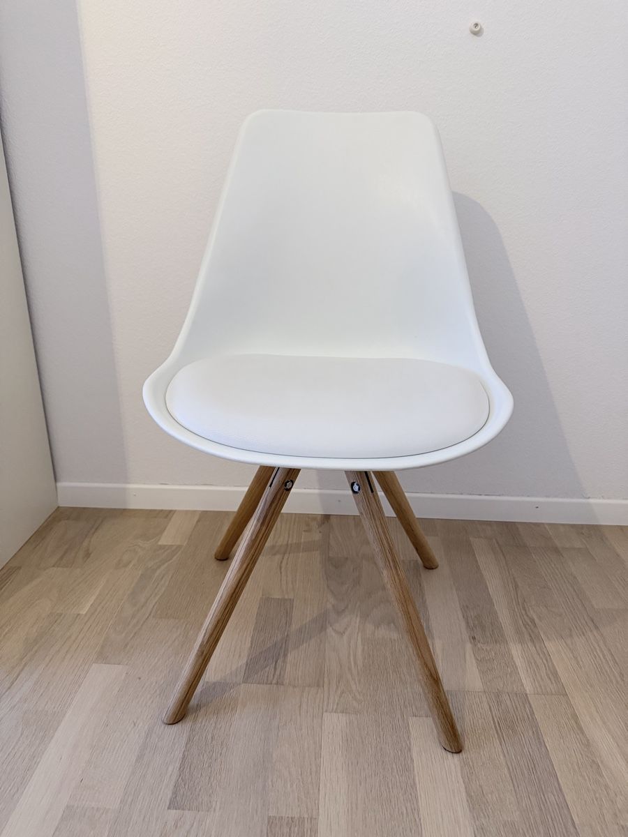 Micasa Set di tavolo e panche: Kleiner Tisch mit 3 Stühlen – Usato da St.Gallen venduto da markomm 3