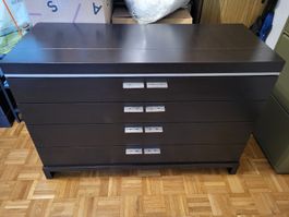 Commode à quatre tiroirs brun foncé état d'usage