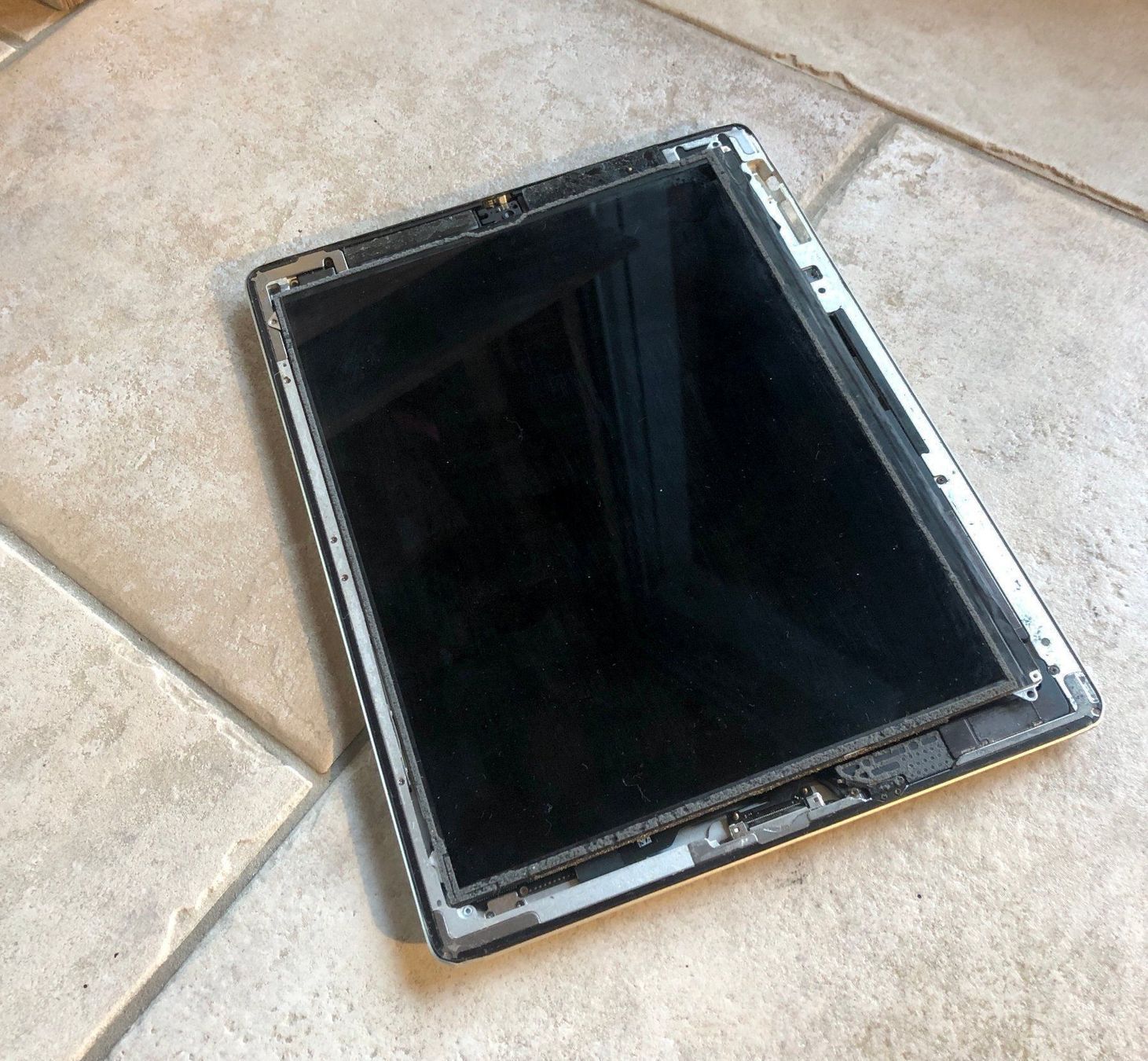 Apple Tablet PC: iPad 2 (2011) 64 GB Wi-Fi + Cellular – Defekt aus Saas-Grund von GarageSaleToday