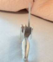 Kunstobjekt Mittelfinger-Gabel selbststehend - Metall