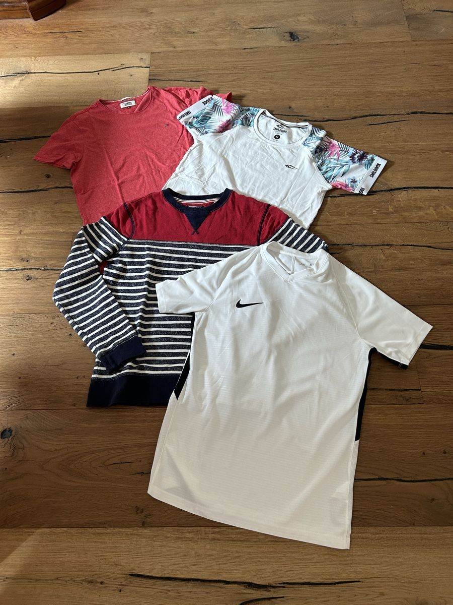 Lotti & Set di vestiti: 3 T Shirt und 1 Pullover  – Usato da Alpthal venduto da MarCar7