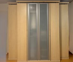 Schöner Kleiderschrank 4-türig Ahorn mit Glastüren