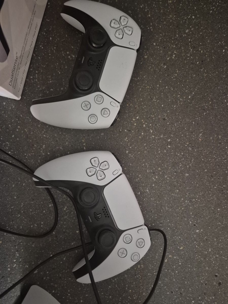 Sony Console: PS5 digital with 2 controllers, excellent condition – Usato da Zürich venduto da mkh_nvg6 4