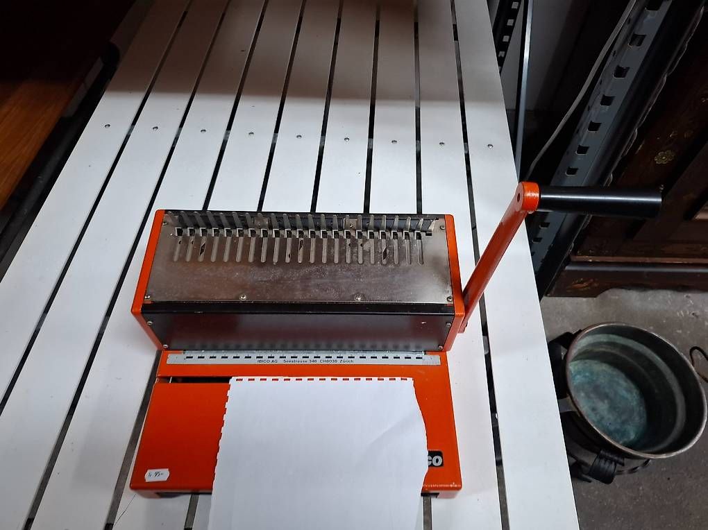Ibico Macchine rilegatrici: Manuelle Ibico Ringbinder- Plastikbindemaschine Bindegerät – Usato da Mühlehorn venduto da Flohmarkt-Walensee 1