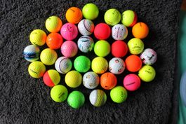 35 neuwertige Golfbälle bringen Farbe ins Spiel!