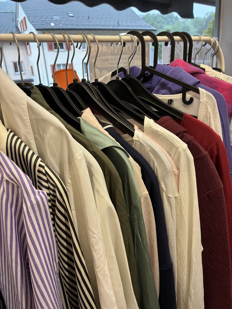 Kleiderpakete: Kleiderpacket Grösse S-XL second Hand schliesst – Gebraucht aus Füllinsdorf von BrockiRigardu 2