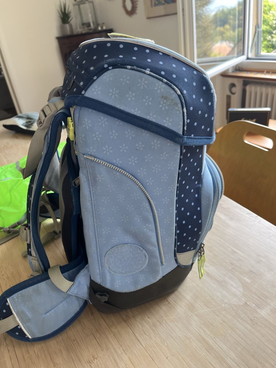 Ergobag Zaini: Ergobag Schulrucksack blau inkl. Etui & Regenschutz – Usato da Zürich venduto da NSJ 4