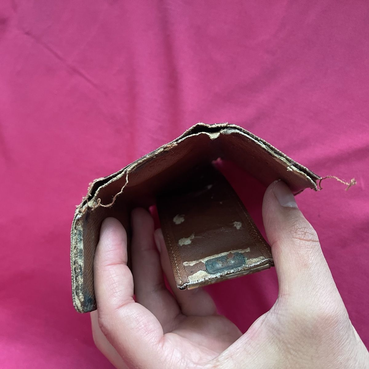 Louis Vuitton Portafogli: Vintage Louis Vuitton brown monogram key holder wallet – Difettoso da Genève venduto da FoundTears 3