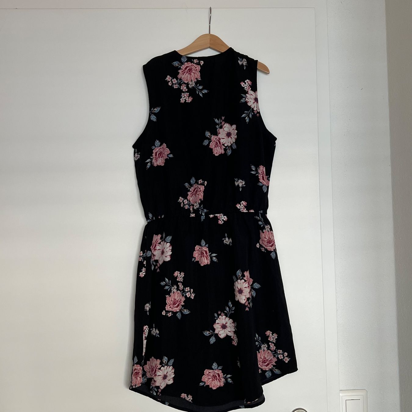 Kleider & Röcke: Sommerliches Kleid mit Blumenmuster, Grösse S, Schwarz – Gebraucht aus Steinmaur von HenSaa 1