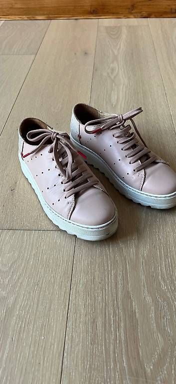 Chaussures femmes: Rosa Sneaker aus Leder Grösse 37 – D'occasion à Maur par Franzifisch
