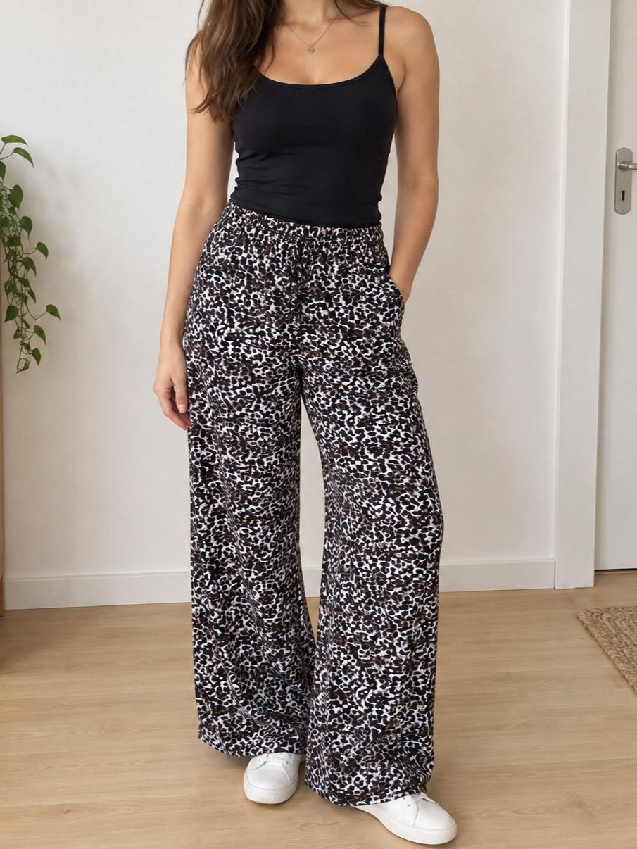 Pantalons: Stoffhose mit Leomuster – D'occasion à Eggiwil par kariiina