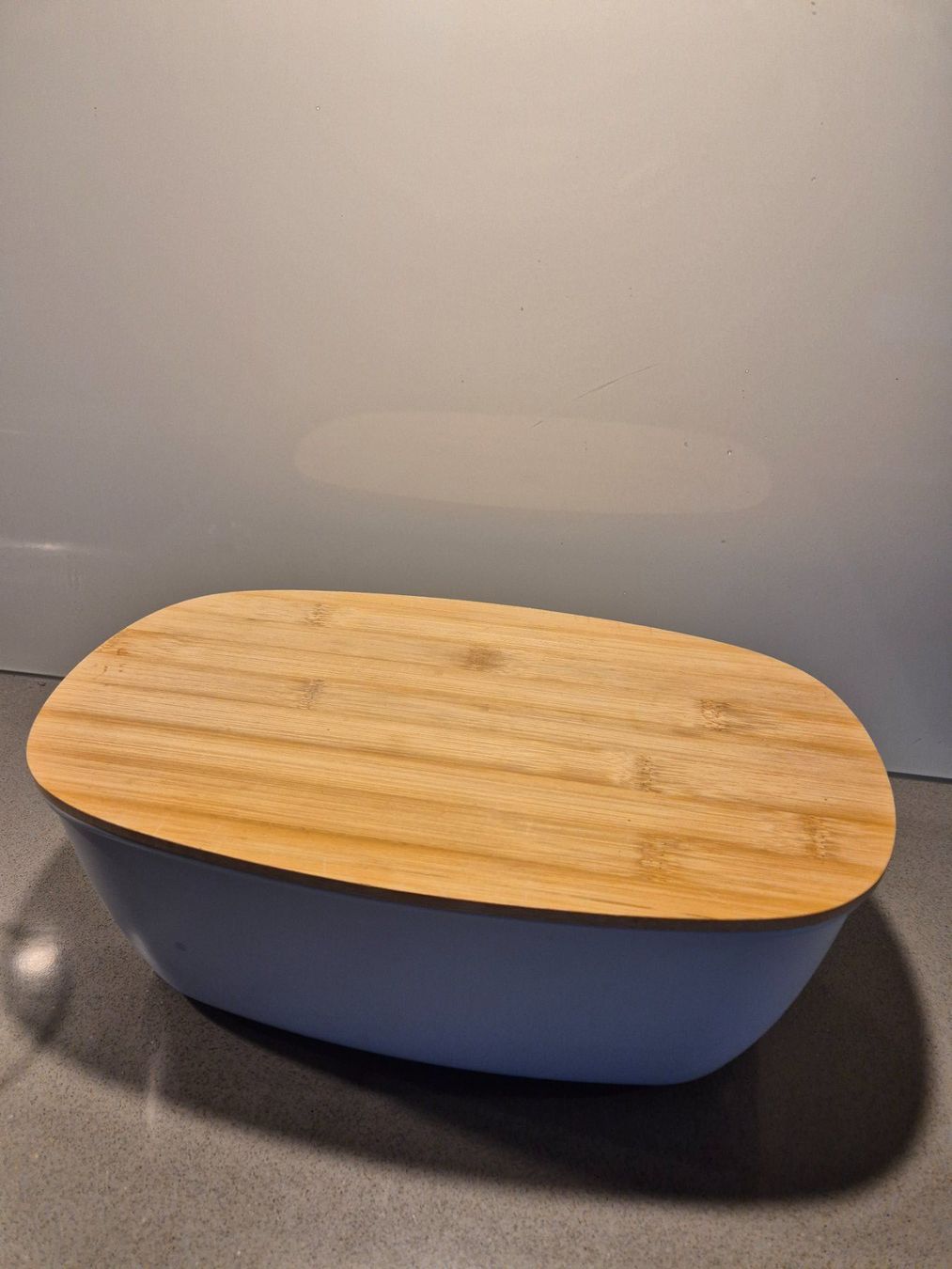 Contenitori & Simili: Brotkasten aus Kunststoff mit Bambusdeckel – Usato da Allschwil venduto da Vision139 1