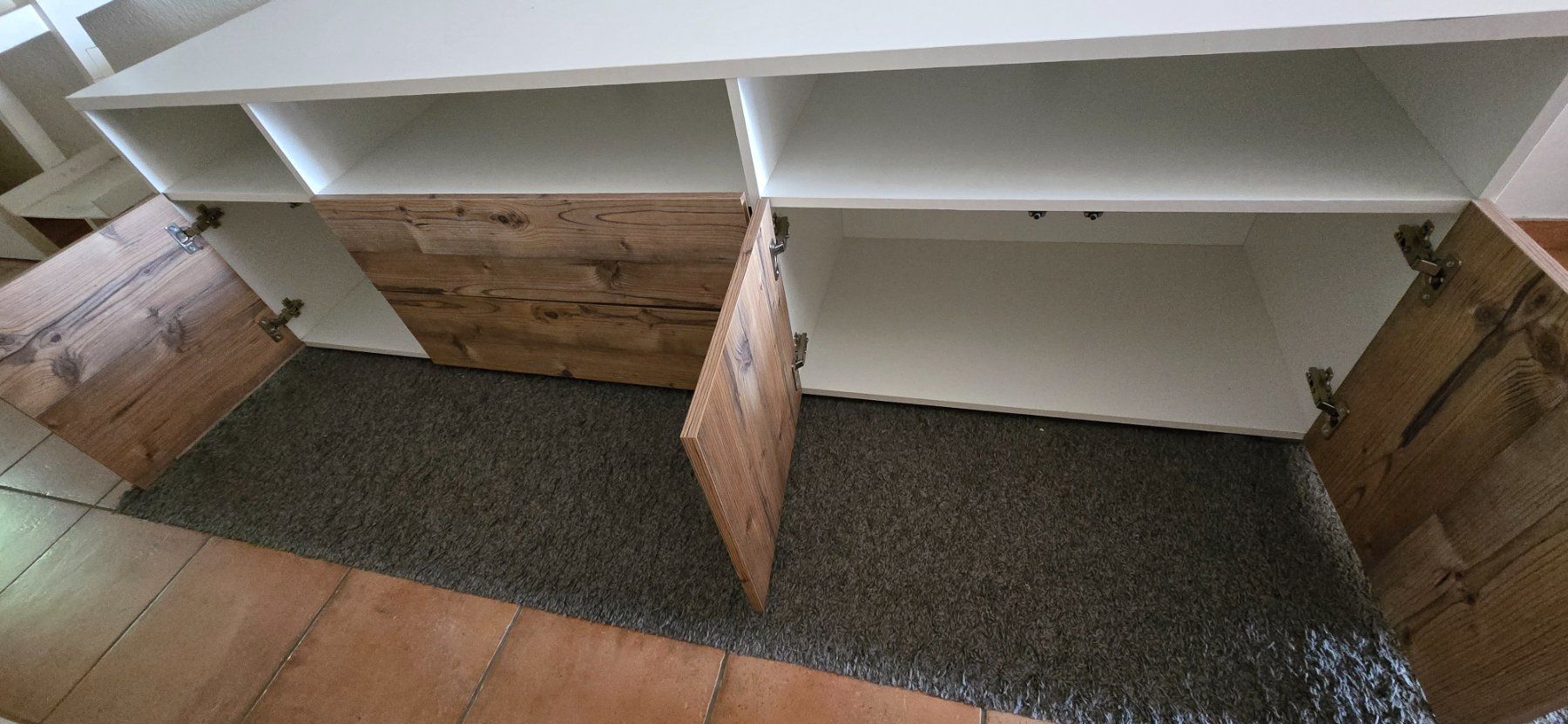 Commodes: Weisse Kommode mit Holzfarbenen Türen – D'occasion à Lufingen par ann_vs27 3