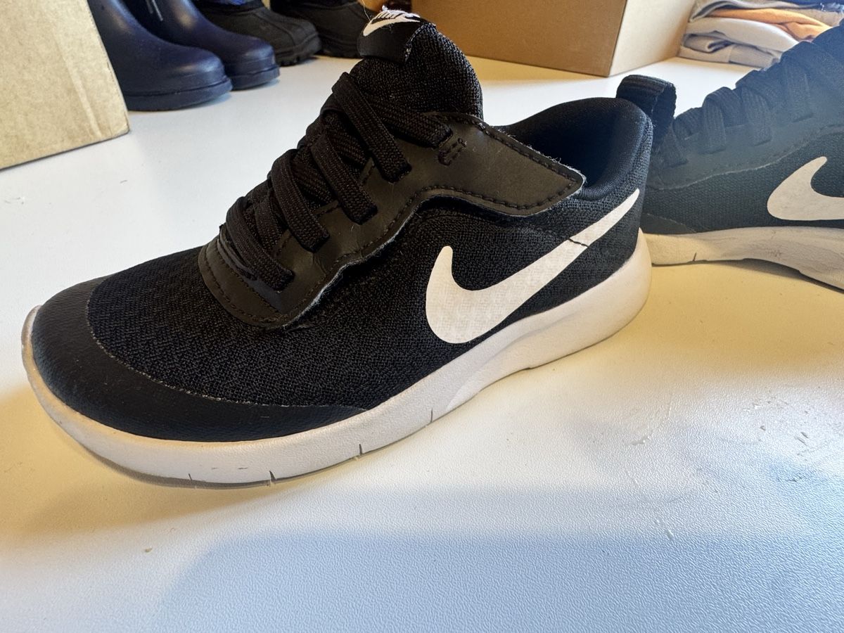 Nike Herrenschuhe: Kinderschue Nike 28 – Gebraucht aus Ilanz von tai_q2yd 1