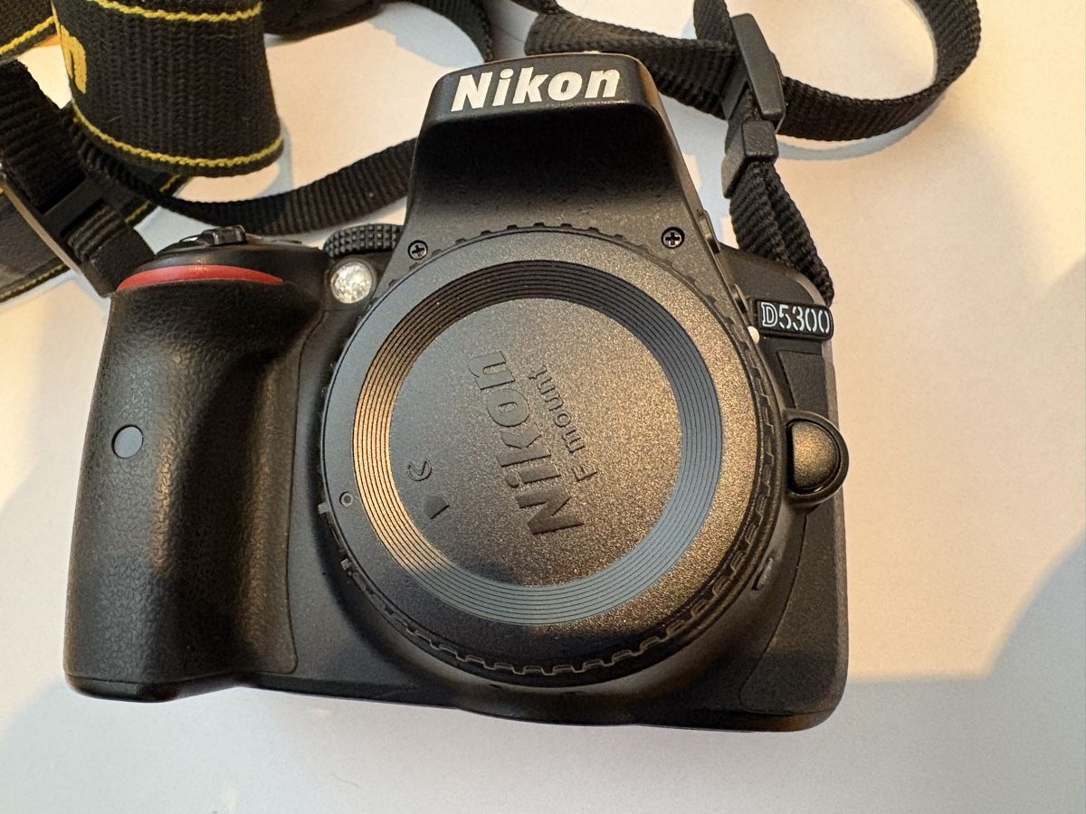 Nikon Appareil photo: Nikon D5300 Digitalkamera – D'occasion à Binningen par chneu84