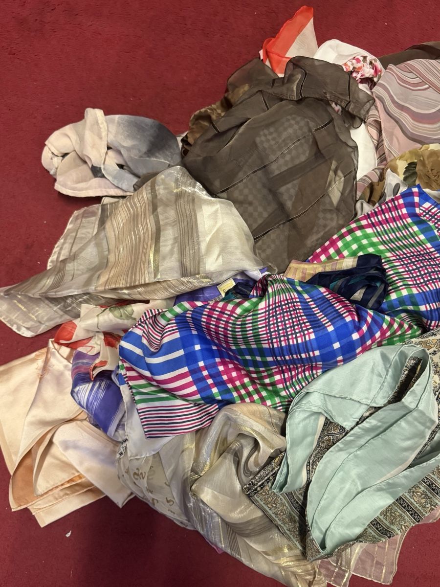 Lotti di vestiti: Konvolut Schalen 25 stk. – Usato da Schlieren venduto da Freundlich02 2