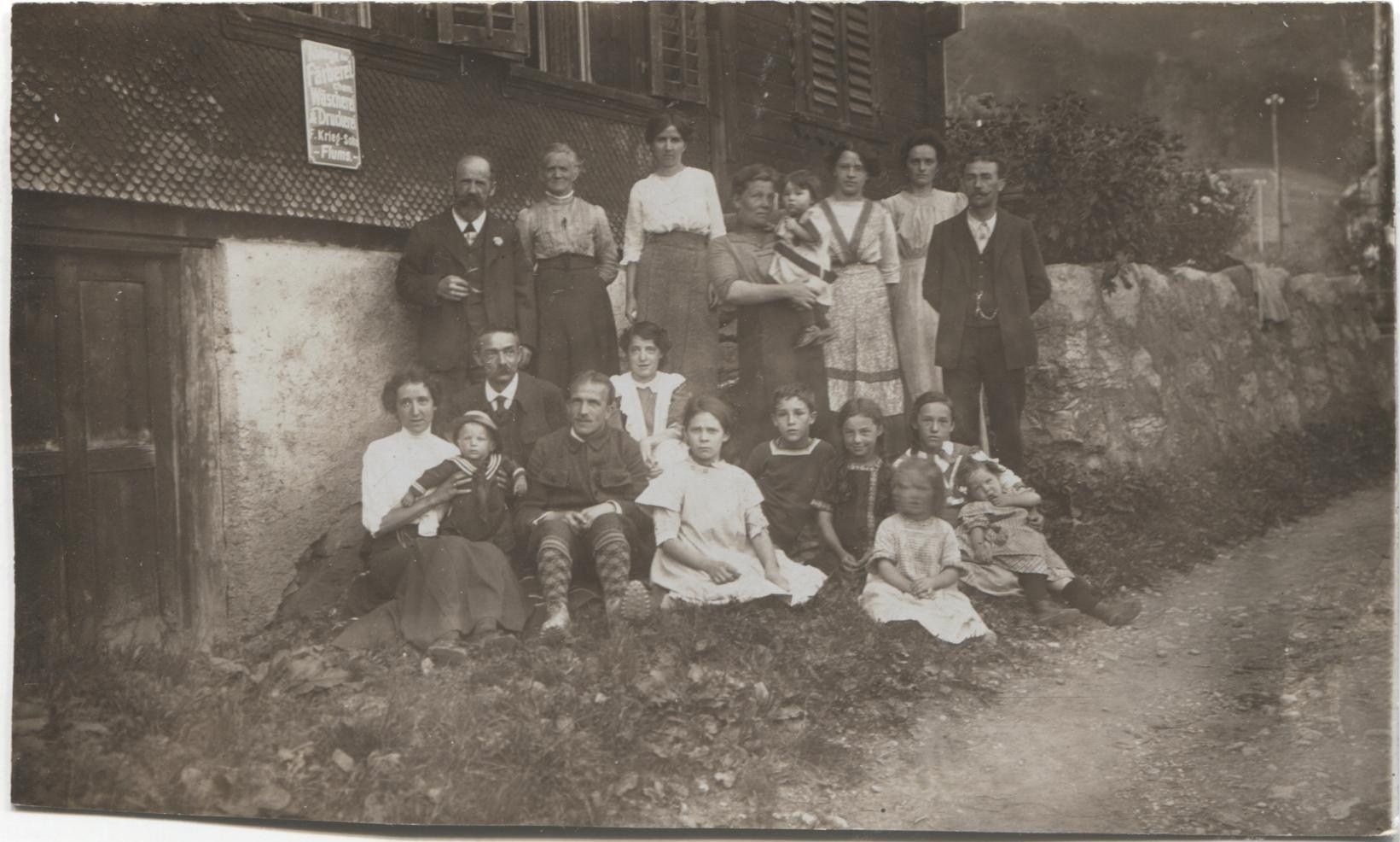 Cartoline postali: FLUMS SG ? 1910 Grossfamilie – Usato da Rothrist venduto da Clanx