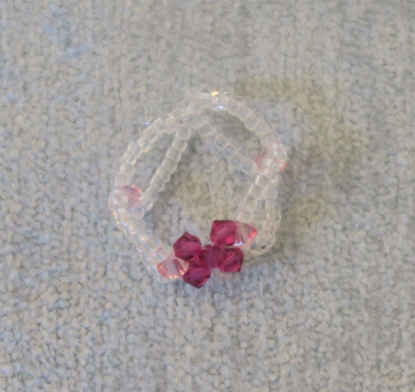 Anelli: Ring aus Glasperlen rosa/weiss – Usato da Brittnau venduto da marlenestone