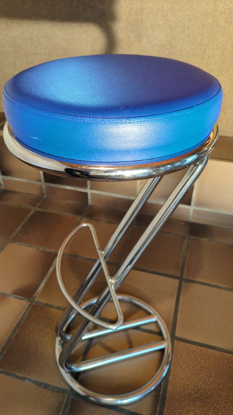 Hocker: Barhocker mit blauem Sitz, Chromgestell - Top Zustand! – Gebraucht aus Schaffhausen von max_c62l 2