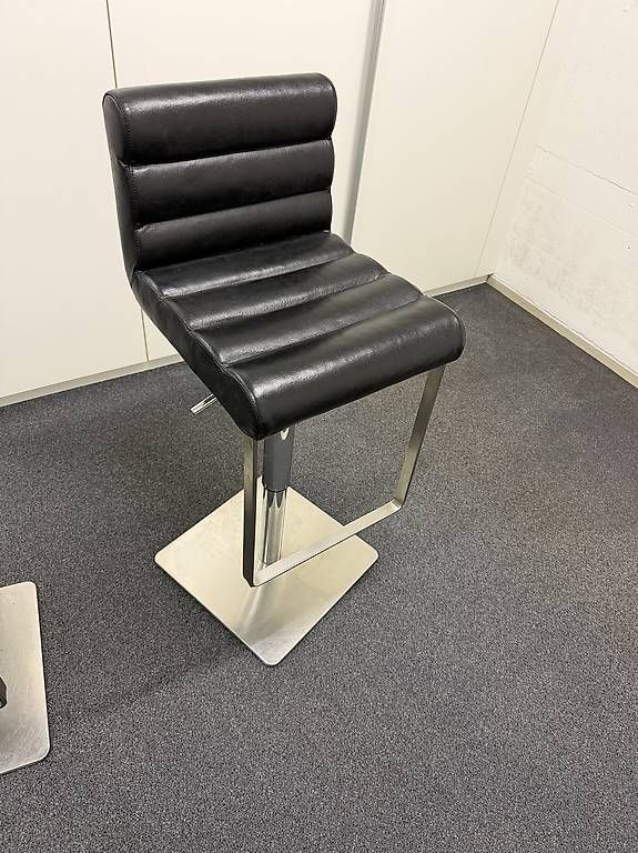 Tischset: Stehtisch mit 4 Barhockern  GRATIS – Gebraucht aus Hünenberg See von wec_j89m 2