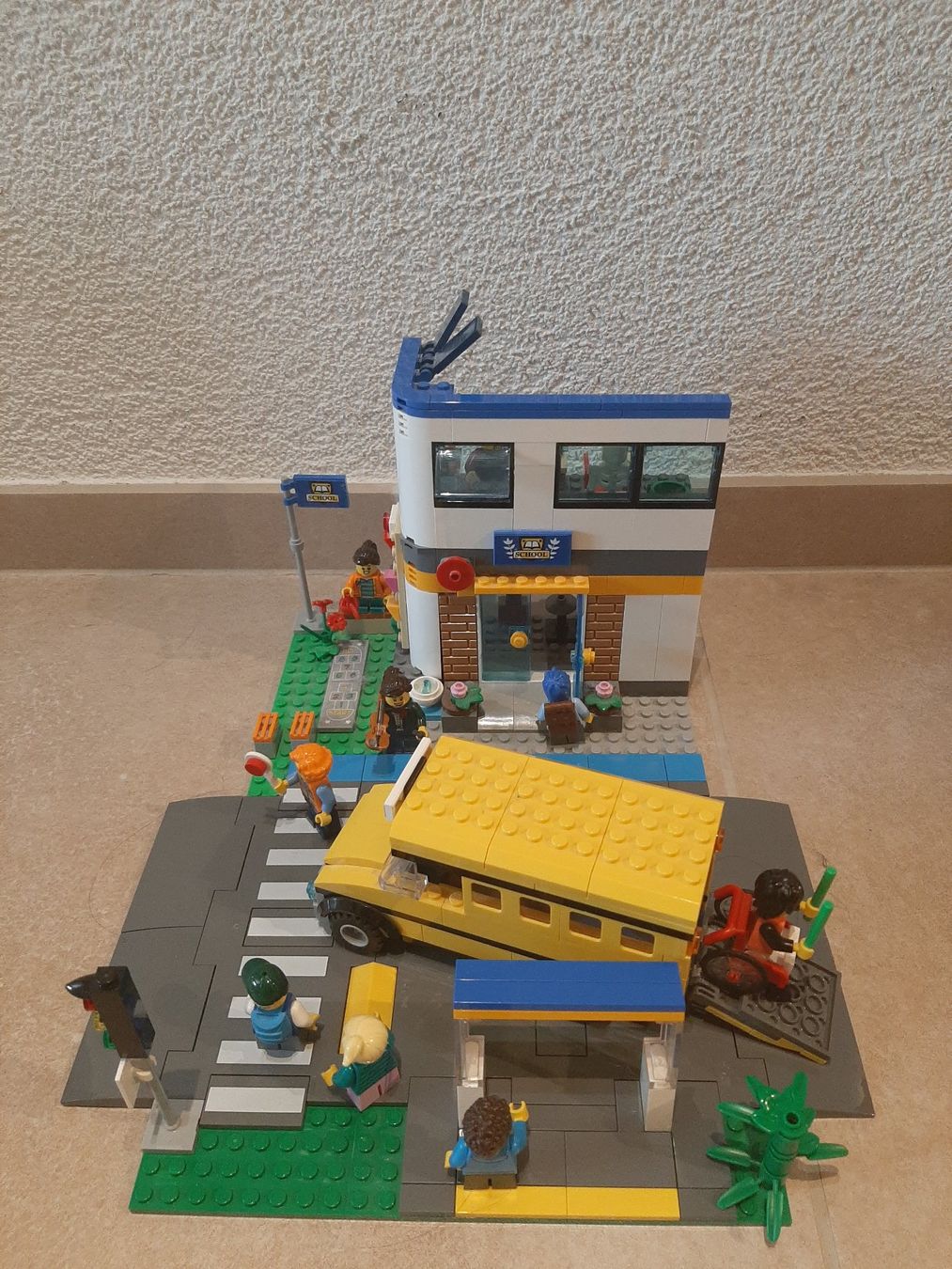 Lego Spielzeuge: Lego City 60329 Schule mit Schulbus – Gebraucht aus Laufen von Julie231004