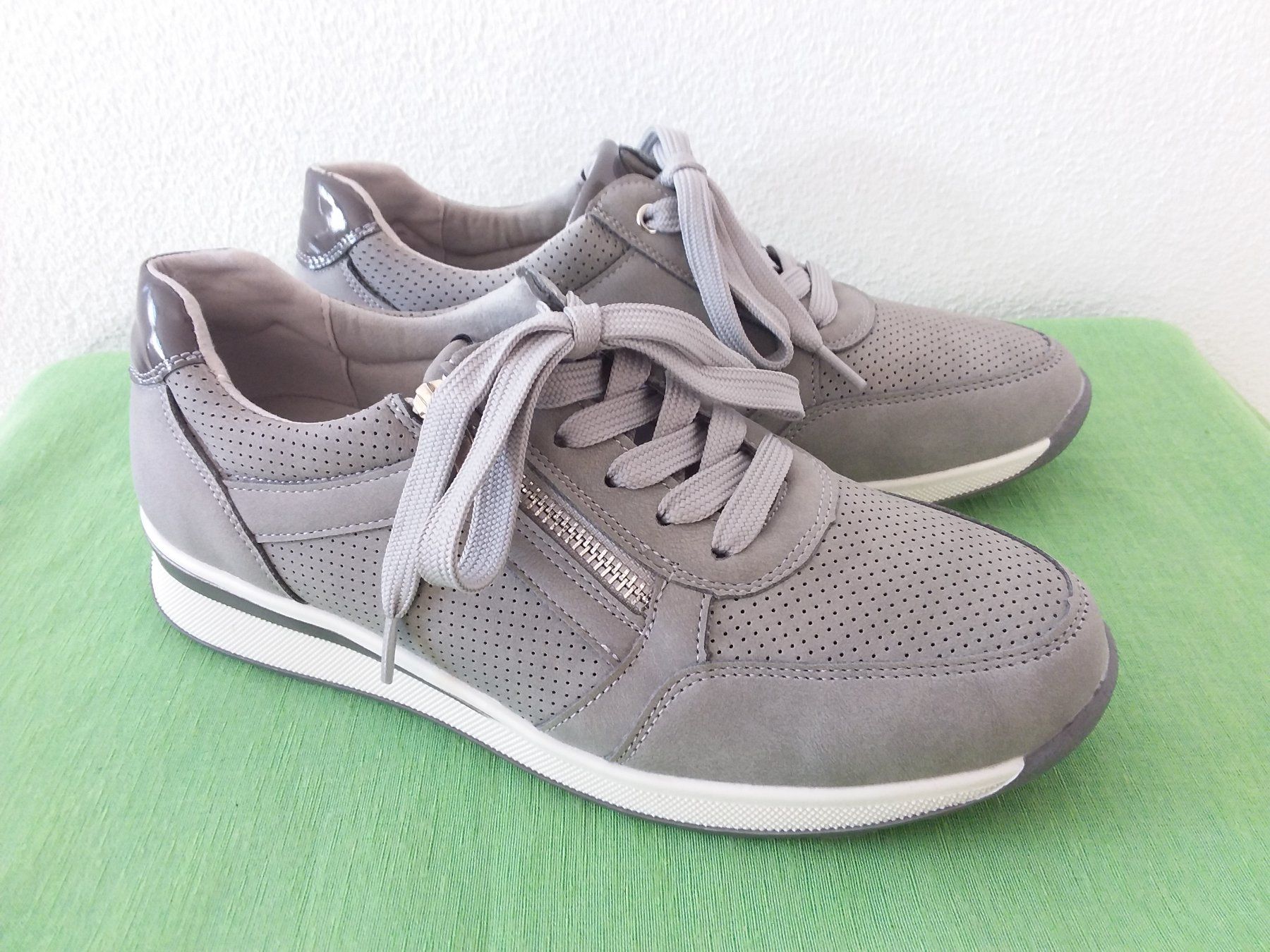 Scarpe da donna: NEUE  Sneakers, grau, Gr 40 – Usato da Uitikon Waldegg venduto da Risibisi7 1