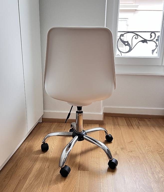 Sedie: Chaise de bureau blanche pivotante sur roulettes  – Usato da Lausanne venduto da lk138 3