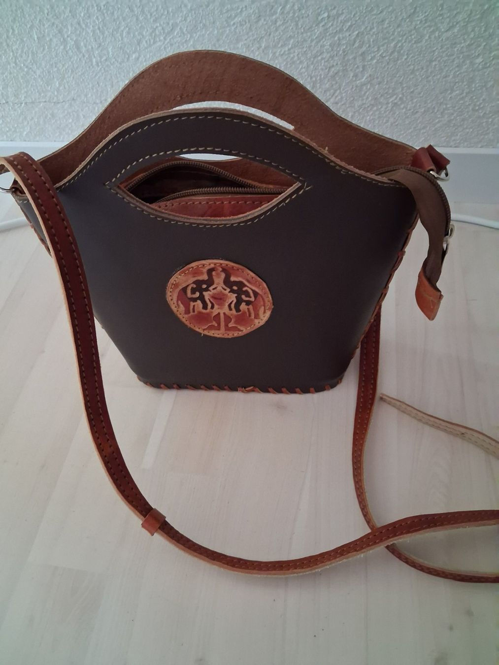 Taschen für Damen: UMHÄNGETASCHE MIT ELEFANTEN – Gebraucht aus langnau von Santos1411