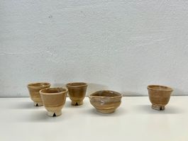4 kleine Tassen & 1 kleine Schale