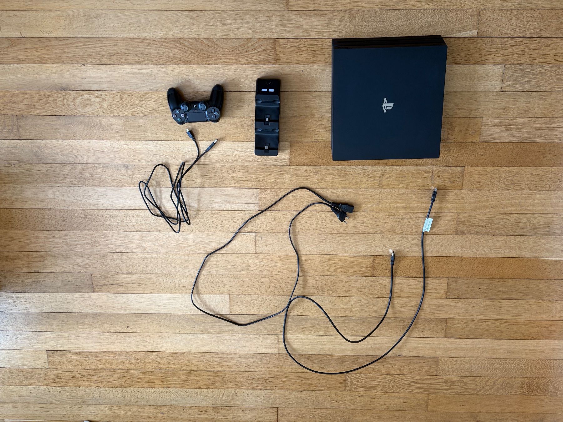 Sony Console: Sony PlayStation 4 Pro Console with Controller – Usato da Zürich venduto da Dany123_