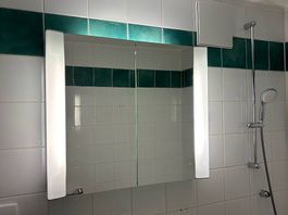 Armoire à pharmacie lumineuse pour salle de bains 