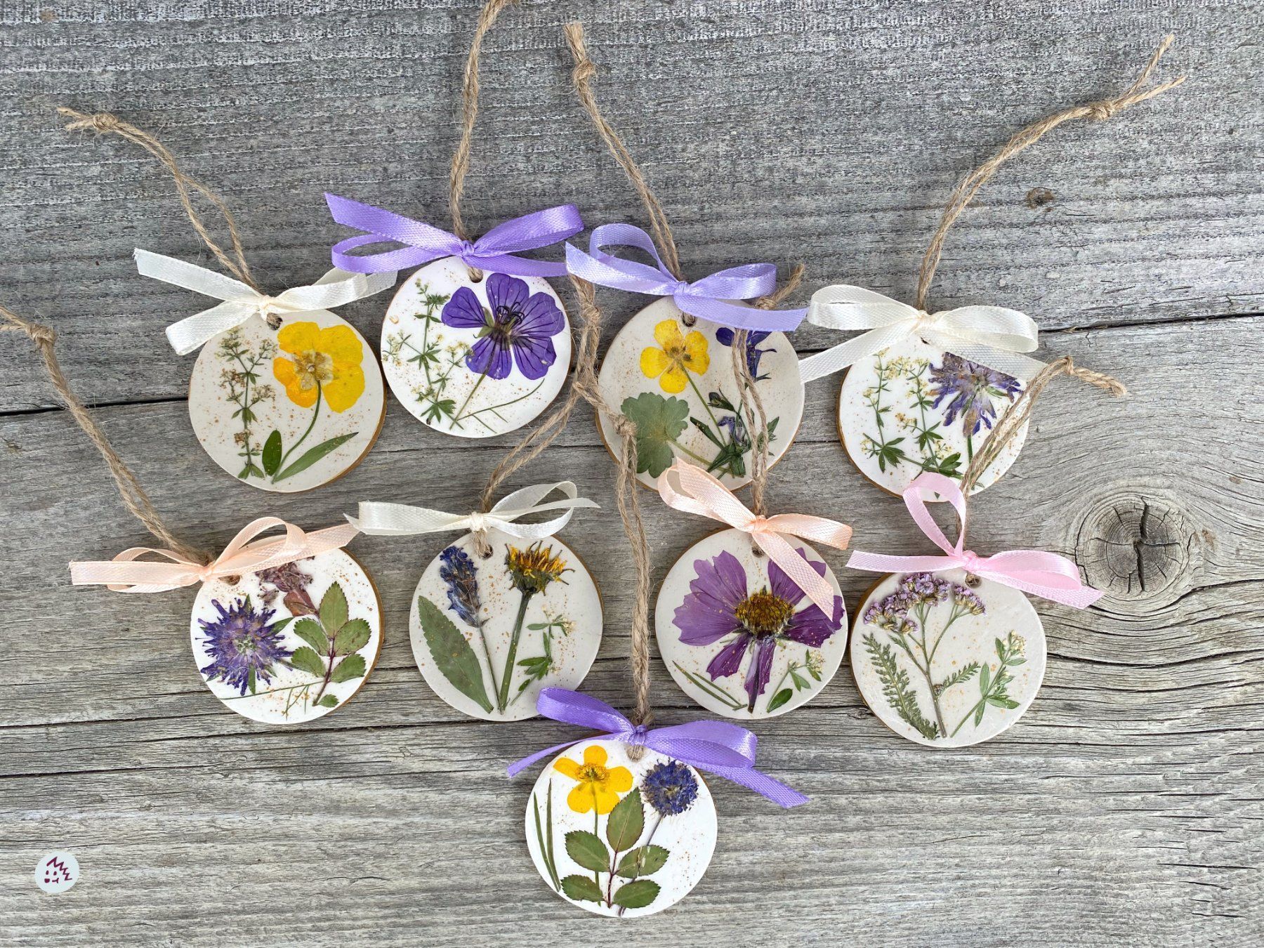 Tutte le decorazioni: Geschenkanhänger, Ton Figur, Deko, Blumen – Nuovo e nell'imballaggio originale da Fanas venduto da Omibia 4