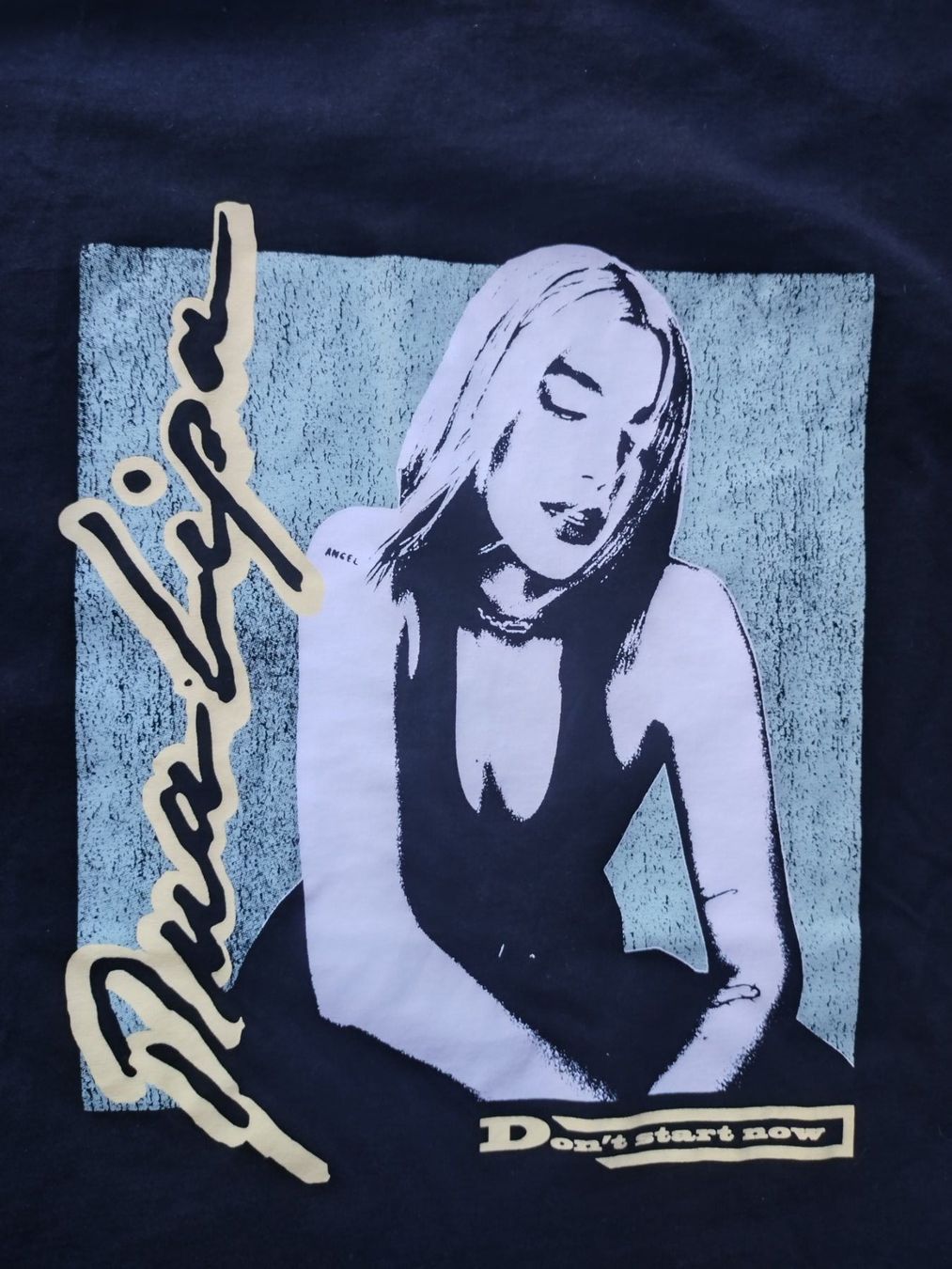 H&M T-shirt: T-Shirt Dua Lipa Taille S+ – Usato da Farvagny-le-Grand venduto da LaCaverne