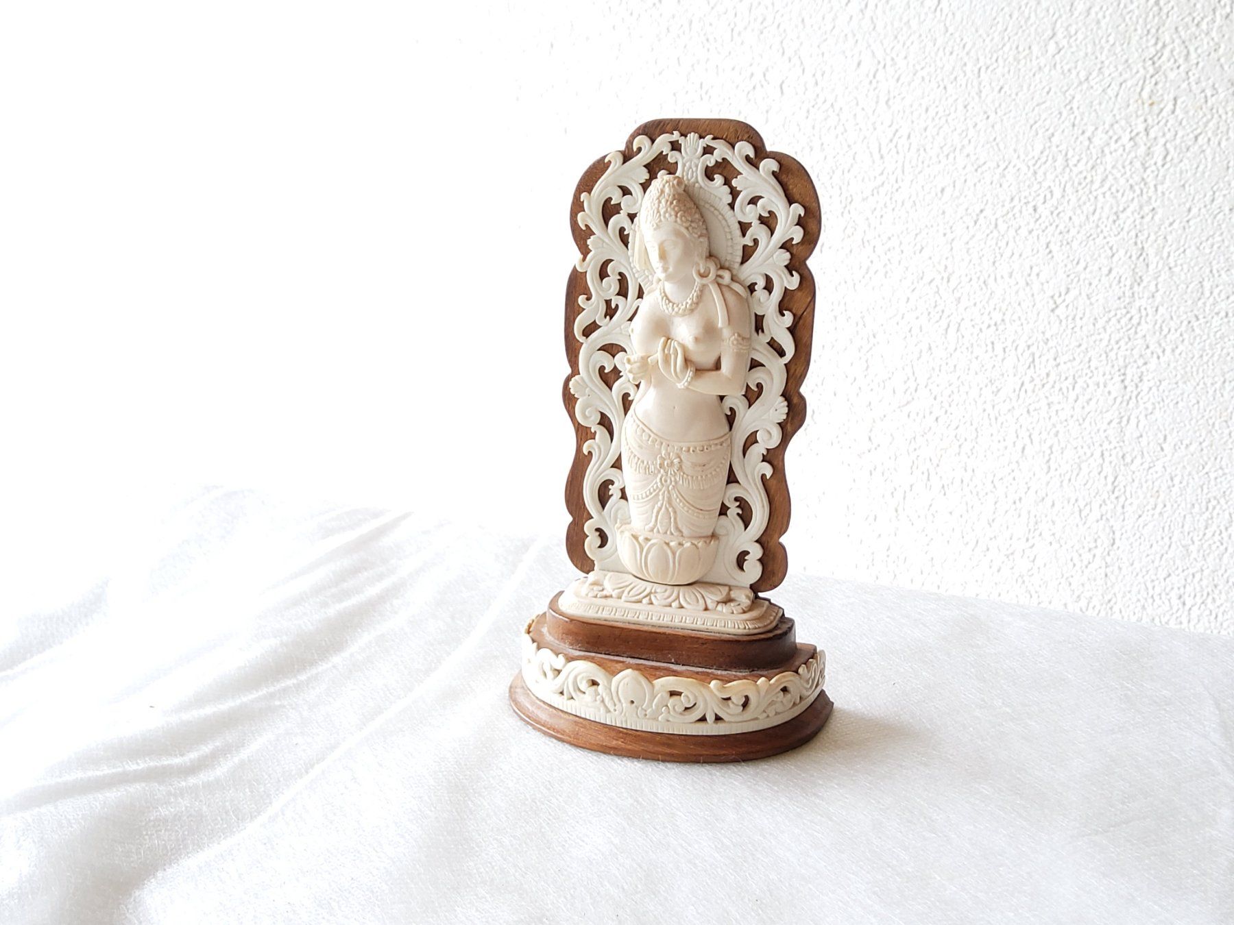 Figurines: Statuette représentant une divinité finement sculptée  – D'occasion à Malleray par Broc-Mo