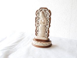 Statuette représentant une divinité finement sculptée 