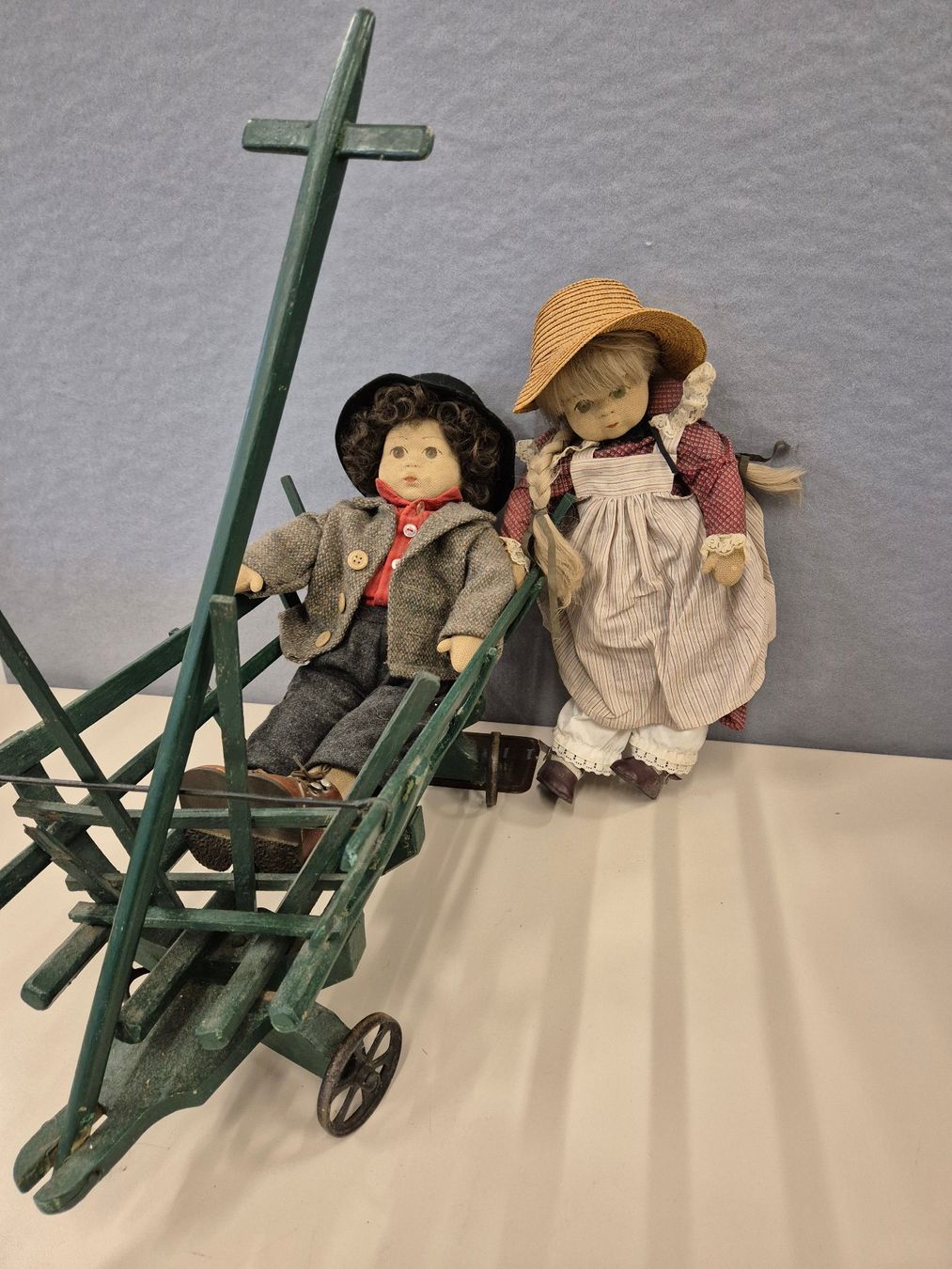 Puppen: Puppe Er und Sie mit Leiterwagen – Gebraucht aus Zug von Ch4