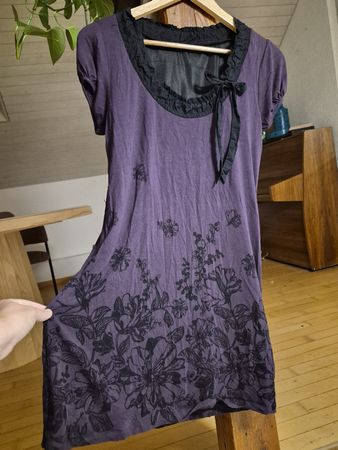 Damen Kleid lila mit Blumenmuster kurz guter Zustand S/M