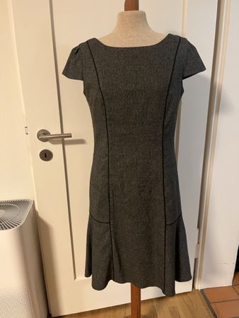 Elegantes NEXT Kleid, grau, neu mit Etikett, Grösse 36