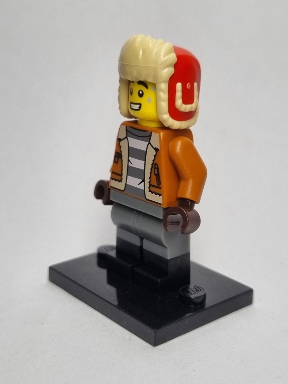 Lego Kit di costruzioni: LEGO BAM Late 2023 Winter Guy with Jacket (Version 3) – Nuovo (secondo la descrizione) da Basadingen venduto da NekoBricks 1