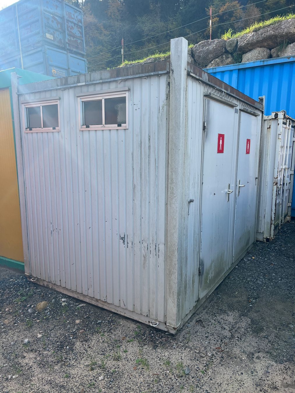 Baucontainer: WC Container mit 2 toiletten – Gebraucht aus Egg b. Zürich von SwissTradingAgency