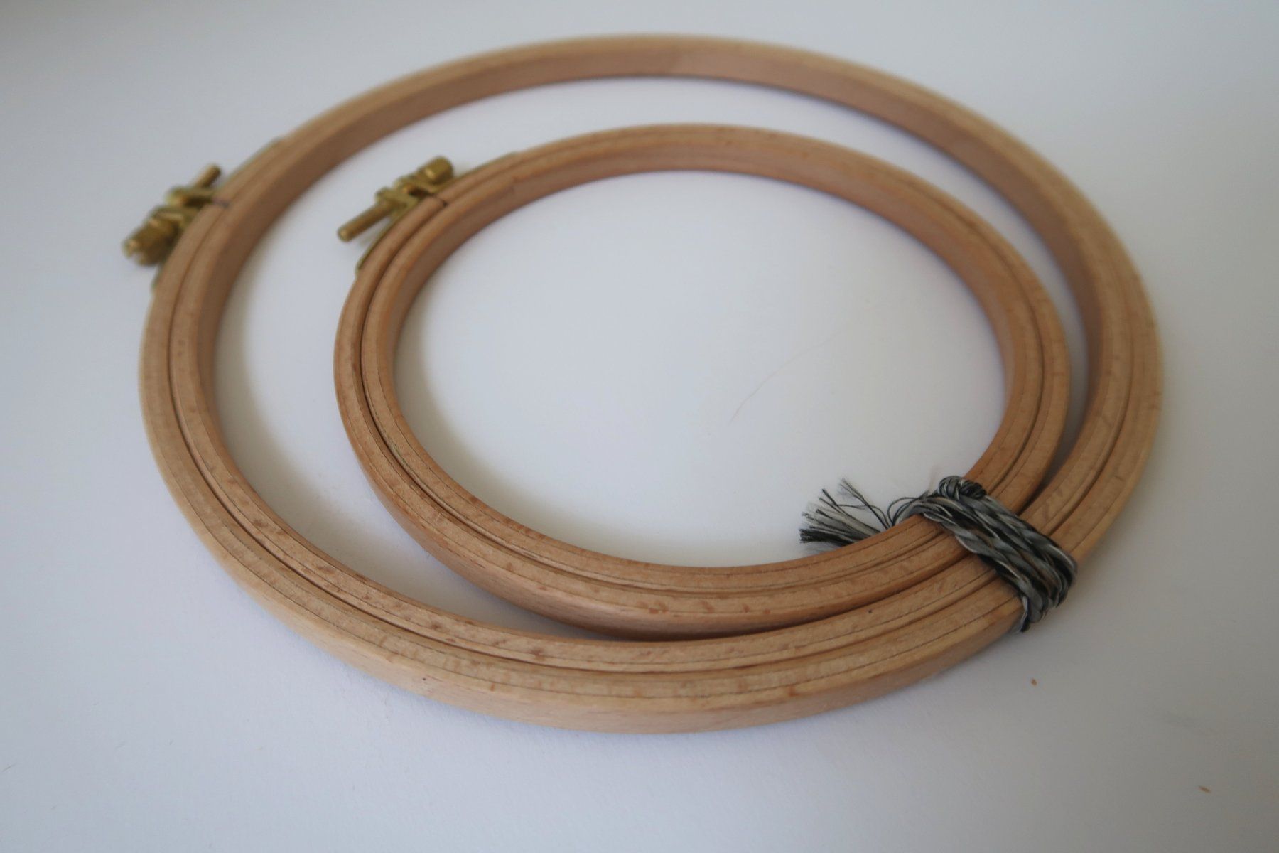 Stickrahmen: Cercles à broder en bois – Gebraucht aus Champlan von Cjayretro 2