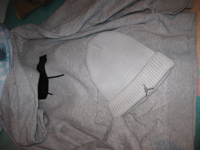 Jordan Lotti & Set di vestiti: JORDAN KAPPE UND H&M HOODIE – Usato da Zürich venduto da Rwinnie