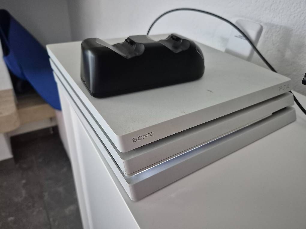 Consoles: PS4 weiss/grau – D'occasion à Unterentfelden par Mo.St