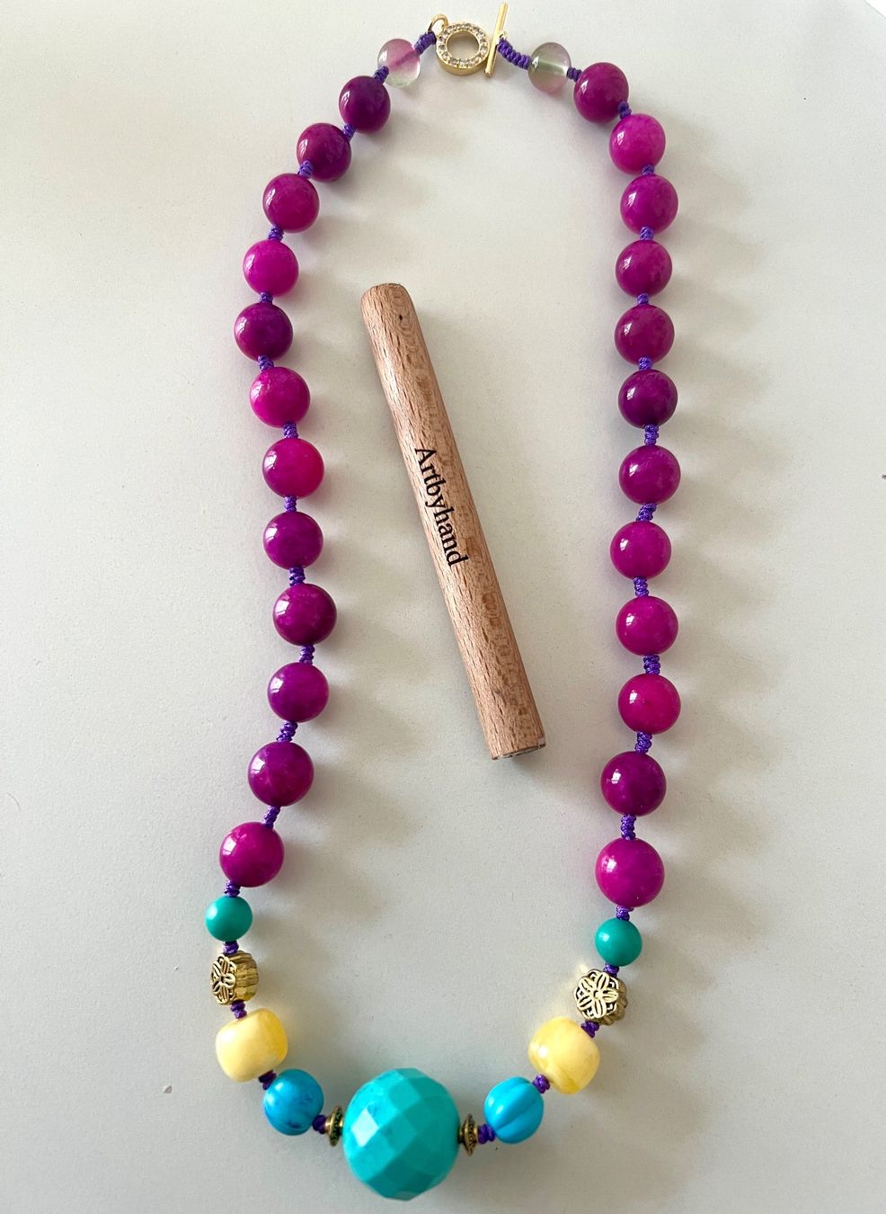 Catenine: Farbenfrohe Boho-Kette mit Pink Jade, Howlith & Fluorit 56cm – Usato da Ruswil venduto da artbyhand 3