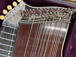 Titel z. B.: „Antike Münchner Zither (1890–1910) – Xav. Thum