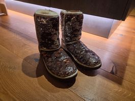 Winterstiefel UGG mit Pailletten silberfarben gebraucht