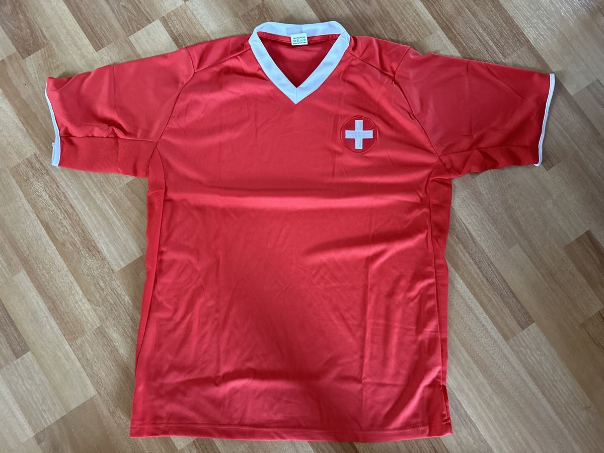 T-shirt: T-Shirt Schweiz einfache Brustweite 56 cm – Usato da Wald AR venduto da sar_x867