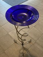 Blaue Glasschale mit Metallständer 79cm hoch Deko
