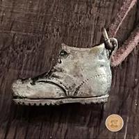 Vintage Stiefel Anhänger Lederband – markant & einzigartig