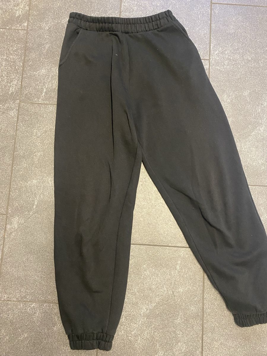 Stradivarius Pantaloni: Trainerhose Stradivarius Gr.S schwarz – Usato da Baar venduto da kamasija